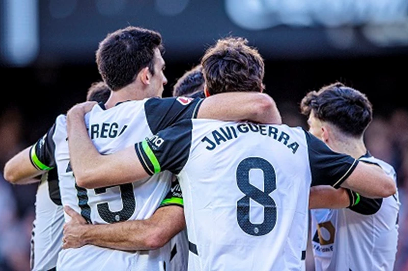 ليفربول يضع مدافع فالنسيا على قائمة اهتماماته الانتقالية