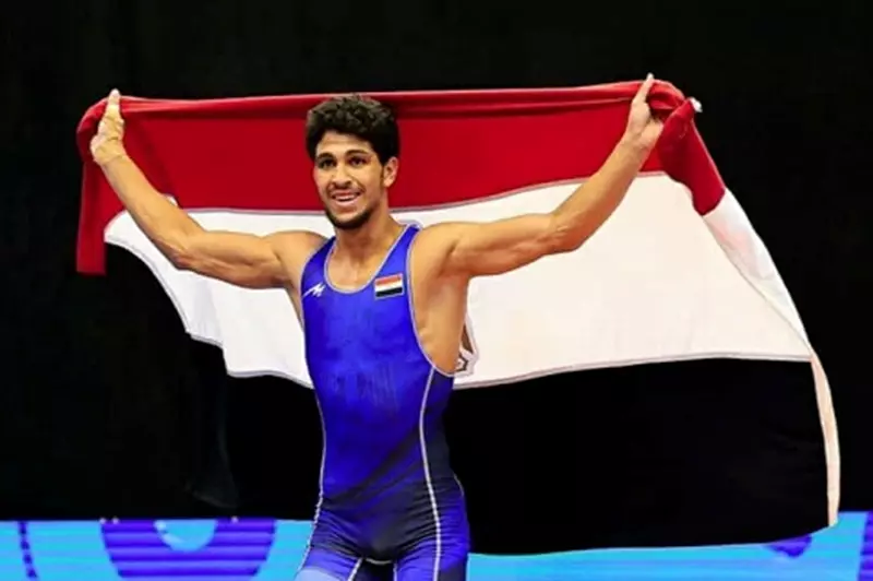 محمد حسن يتوج بذهبية بطولة العالم للمصارعة للشباب